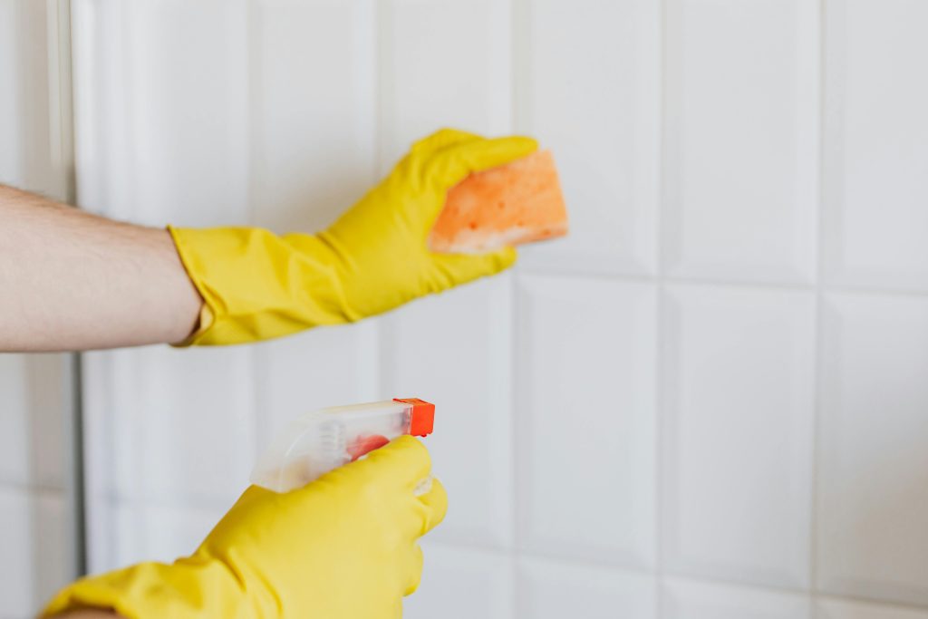 How to Clean Wallpaper Without Damaging It: Easy Tips